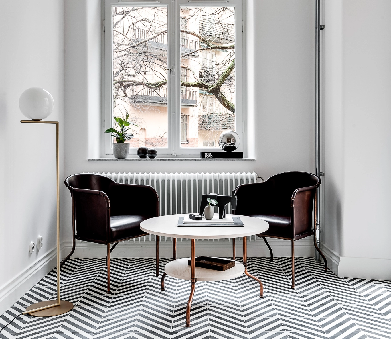 Designermöbler - fotöljer, lampor och bord.